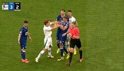 一体なにが…？ 板倉滉がガチギレ！ 敵を突き飛ばす→両軍入り乱れる非常事態の一部始終「カード乱舞」「手を出すのはやめとけ」