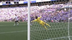 「えぐい」元日本代表が見せた神の左手！浦和・西川周作の美しすぎるワンハンドセーブの瞬間　絶体絶命を救った超絶プレーにファン歓喜「これ止めれるの」「西川が神すぎる」