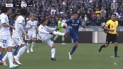 「蹴ってるぞ！」危険な足裏キックでJリーグ今季初の退場処分へ　町田・仙頭、ボール奪取時の接触で痛恨の2枚目イエローに「カードまで出る？」ファンは意見分かれる