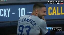 一体、何やってんだ？ 大谷翔平の特大アーチで“異変”が起きた？ 興奮しすぎた同僚が“謎のリアクション”