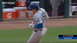 球場騒然！一体、何が起きた…！？ 大谷翔平、ホームランでハプニング発生… 走ってる最中にまさかの“逆走”？ ファン騒然「えっ？w」「どうしたの？」