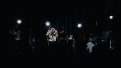 NEWLY、1stアルバム『Not About All』をリリース、収録曲「Freefall」のライブ映像を公開。