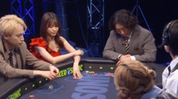 思わぬ攻撃にポーカー“最強女王”もタジタジ…大会ではほぼ見せない、超キュートな笑顔が飛び出たワンシーン