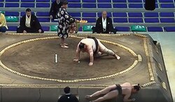 小兵力士が…“92.9キロ差”対決で衝撃結末「変な落ち方した」「右フック一閃」