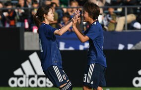 「バレなかったんですか…？」岩渕真奈が冨安本人からもらったユニでブラジル戦観戦を報告、長谷川唯もお揃い「可愛すぎます」