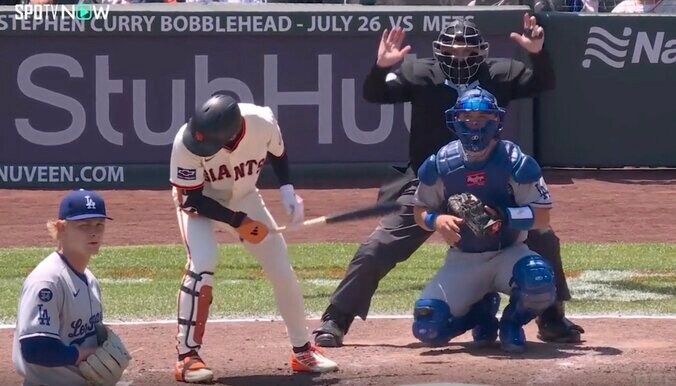 【写真・画像】何が起きた…？ 千賀滉大の送球で“まさかのハプニング”「大丈夫かよ」走者が動けなくなる「マジ痛そう…」　1枚目