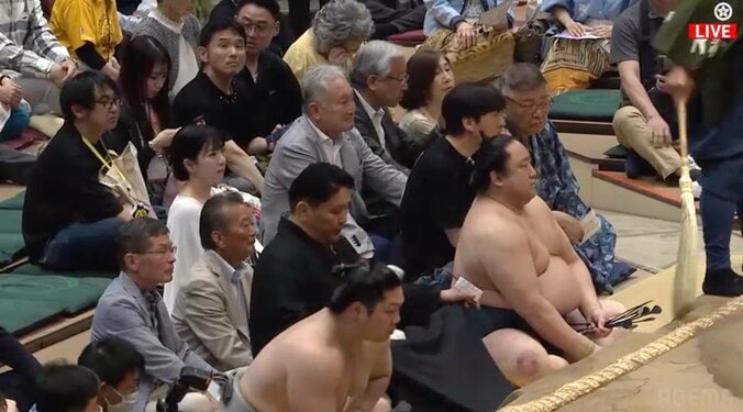 写真やや右上に黒いTシャツ姿のねづっちが