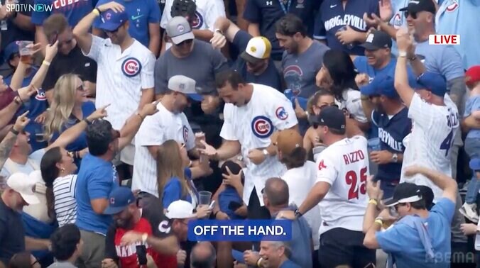 「なんで獲らなかった」元カブス“名手”が球場観戦→21歳新人の初HRが飛んでくるも落球！ 大反響の瞬間に本人「手からこぼれ落ちちゃった」 2枚目