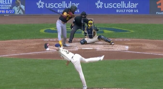 【写真・画像】何が起こった？ 女性レポーターにハプニング…“まさかの展開”「またかよw」「逃げて！」 危機一髪… インタビュー中に大ピンチ　1枚目