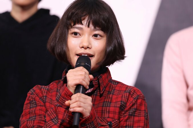 間宮祥太朗、会見で噛んだ志尊淳をなでなで「大丈夫か？怖くないよ」 3枚目