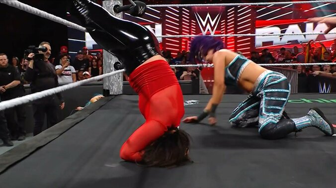 マットに突き刺さるラケル・ロドリゲス