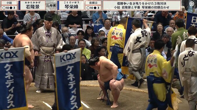 「懸賞旗より派手やんw」「さすがに目立つ」人気力士の取組で“ひと際”の存在感 レジェンドの姿にネット驚き 4枚目