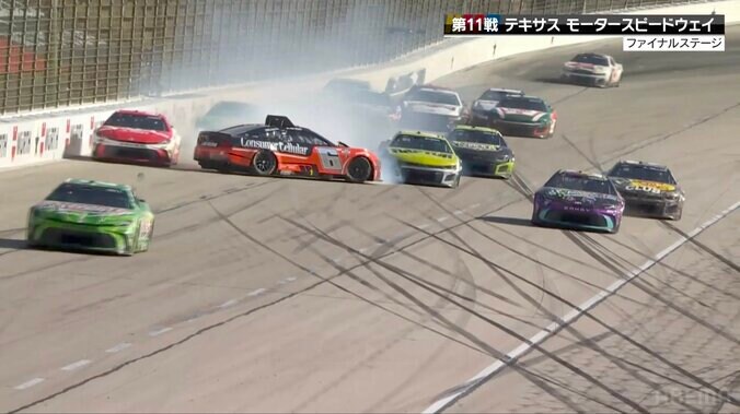 【写真・画像】“走りながらドリフト”？ 全米レースで激突して故障したマシンの走り方が話題に！「斜め走り」「直ドリw」　1枚目