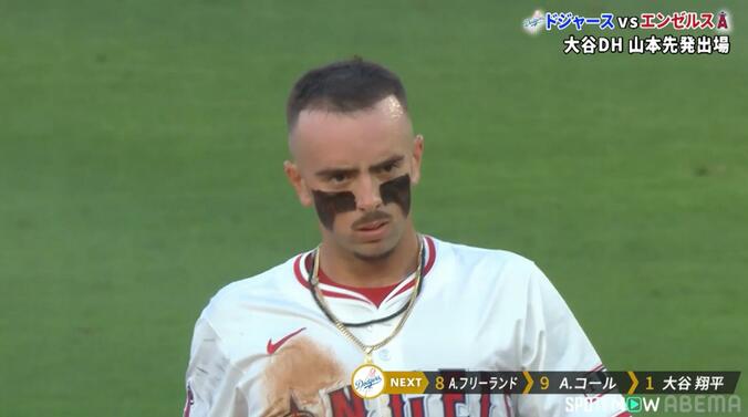 山本に盗塁を阻まれたネトが不満げな表情を浮かべる