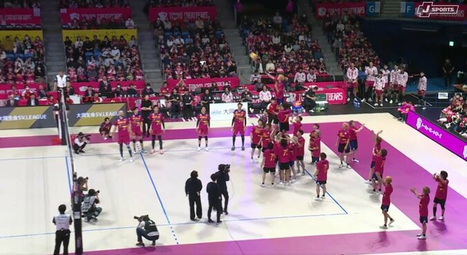 もはやバレーボールじゃない…“斬新すぎる”始球式「遂にこの形態まできたか」驚きの声 5枚目