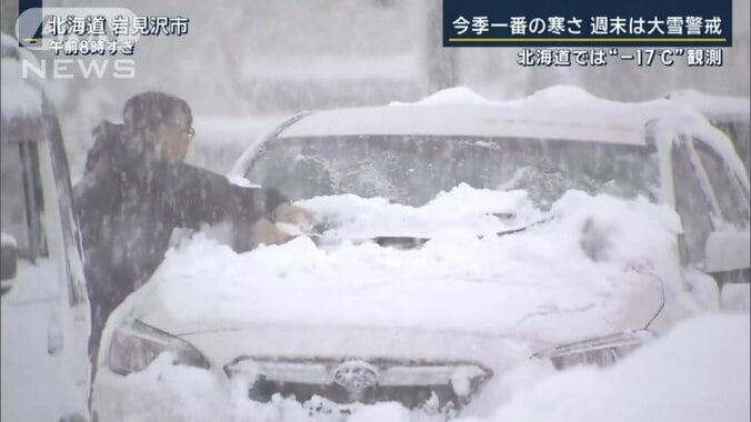 雪かきする運転手の姿