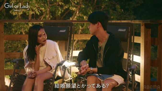 【写真・画像】こじるり似の25歳美脚美女、白ミニスカでキス顔からの上目遣い…年収1億円のイケメン医師と超至近距離スキンシップ　4枚目