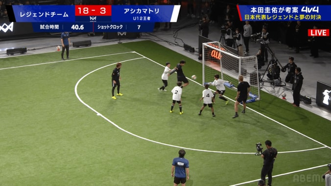 本田圭佑＆家長昭博、“リフティング突破”で小学生翻弄！「浮き球でも質が落ちない」夢のレフティーコンビが美技 3枚目