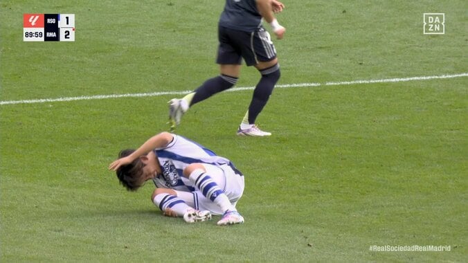 久保建英が絶叫「すごい声聞こえた」背後からの危険タックルで転倒悶絶→ノーファウルで観客からブーイング！ 5枚目