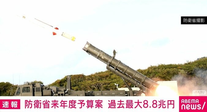 陸上自衛隊の車両から発射されるミサイル