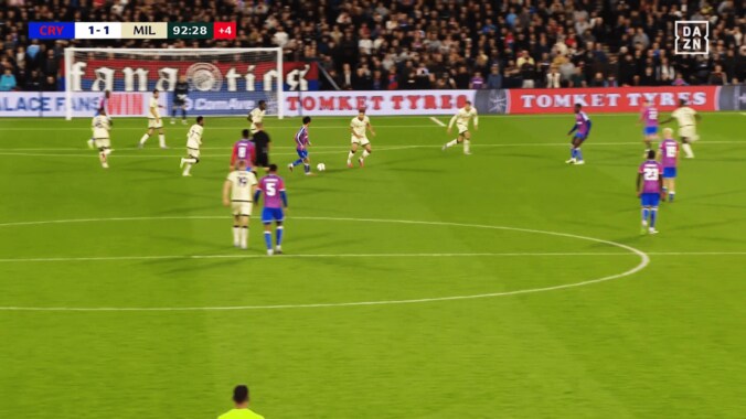 ファン熱狂！ 鎌田大地の“完璧スルーパス”が「絶品」「値千金レベル」４人に囲まれる→決定機演出の一部始終 5枚目