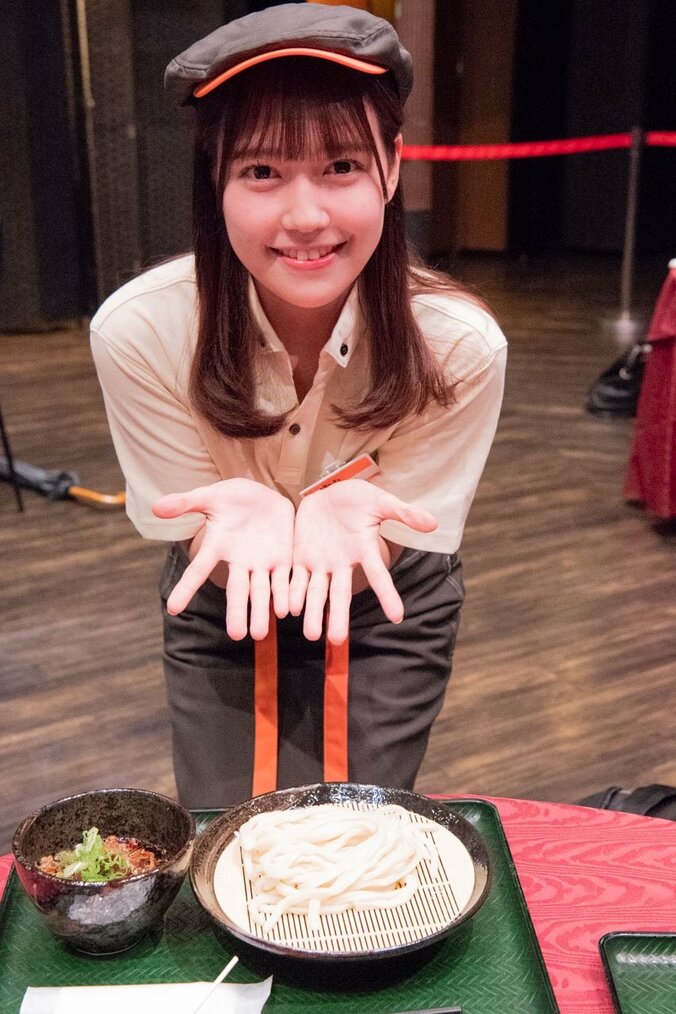 「絶対お肉！」=LOVEがはなまるうどんの新商品をピーアール＆配膳する 10枚目