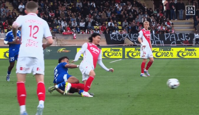 「けっこう削ってる…」南野拓実が“危険すぎる両足タックル”被害で大悶絶＆怒り！「かなり無謀」「怪我しかけた」解説者とファンが苦言を呈した瞬間 3枚目