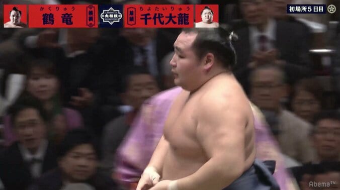 横綱・鶴竜が無傷の5連勝　千代大龍に完勝　危なげなく寄り切り 1枚目