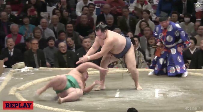 5場所ぶり復帰の鶴竜、元気いっぱい3連勝　3横綱で唯一土つかず 1枚目