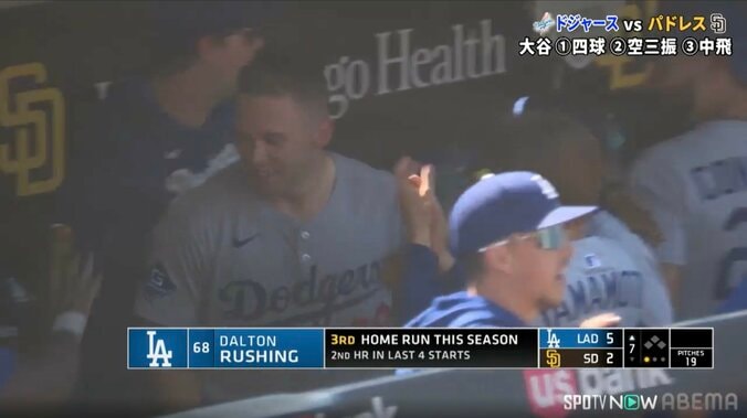 「由伸のために」劇的決勝弾に山本由伸の笑顔も弾けた！ 頼れる“相棒”の一撃で「にんまり山本」ド軍ベンチ沸騰 4枚目