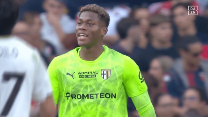 驚愕！鈴木彩艶、“爆速の飛び出し”でピンチ回避「和製ノイアーだ」「超ビビったわ」猛ダッシュからヘディングクリア「守備範囲ひろ」 3枚目