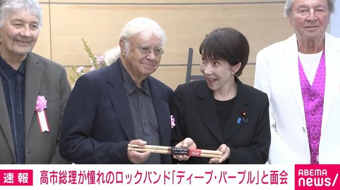 ドラムスティックを贈られる高市総理