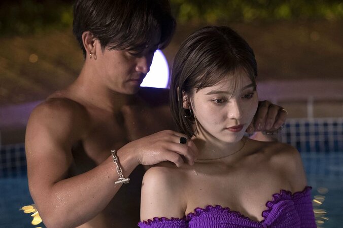 夜のプールで水着姿の美人ピラティス講師を強く抱きしめ…29歳経営者が不器用なアピール 9枚目