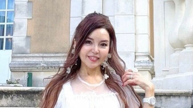 【写真・画像】「めちゃくちゃ美脚」 57歳3児の母、娘とほぼ同い年の人気アイドルが驚愕「見えない、お肌プルプル」　1枚目