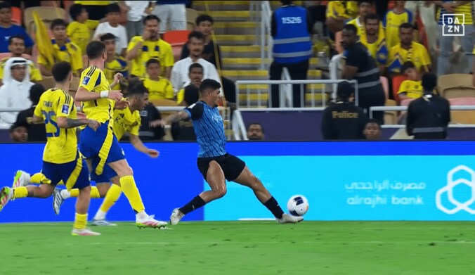 「死んだふり作戦（笑）」川崎FWの“騙し討ち急加速ドリブル”にファン驚愕！「エリソンの緩急に惚れた」「マリーシアお上手」「急に神に」決勝点アシストの一部始終【ACLE】 3枚目