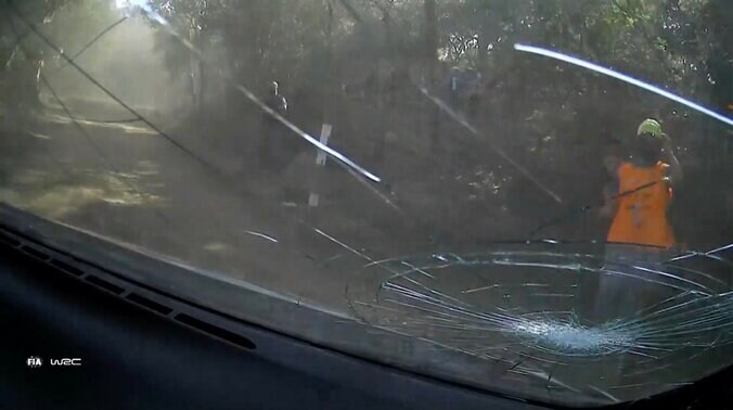 フロントガラスがひび割れた状況で何とか復帰