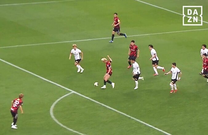 【写真・画像】「長友それはあぶねーぞ」「カード出せよ！」日本代表DF長友佑都、GKの顔面に太もも直撃の危険な接触→一回転大転倒でファン騒然「後ろから押されてる！」「これはよけきれない」　1枚目