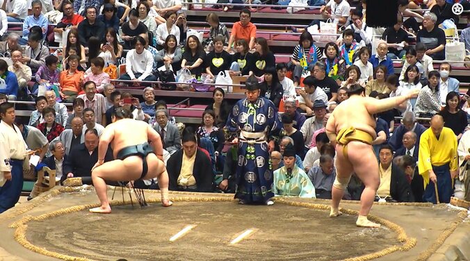 「ホンモノだ」「大御所おるやん」十両優勝決定“巴戦”に大物政治家が“鎮座” 圧倒的存在感にざわめき 5枚目