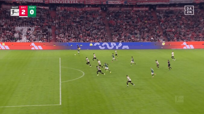 ファン沸騰！ 日本代表DFがバイエルン戦で決定機演出「ファーストタッチが素晴らしい」「攻撃はトップクラス」菅原由勢が完璧トラップ→高速クロス 4枚目