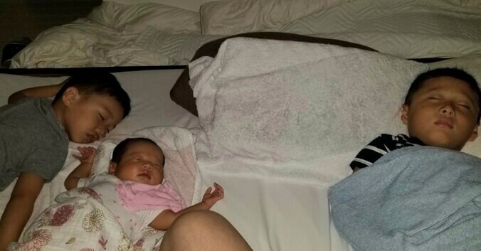 小原正子、自身を囲んで眠る子ども達の姿に「数年後には ありえないよね」 1枚目