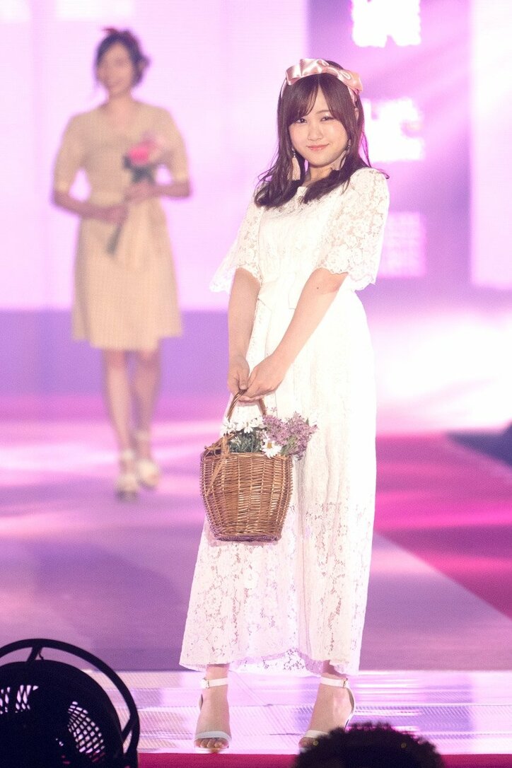 齋藤飛鳥が麦わら帽子を投げ込む! 乃木坂46「ガルアワ」ランウェイに大声援