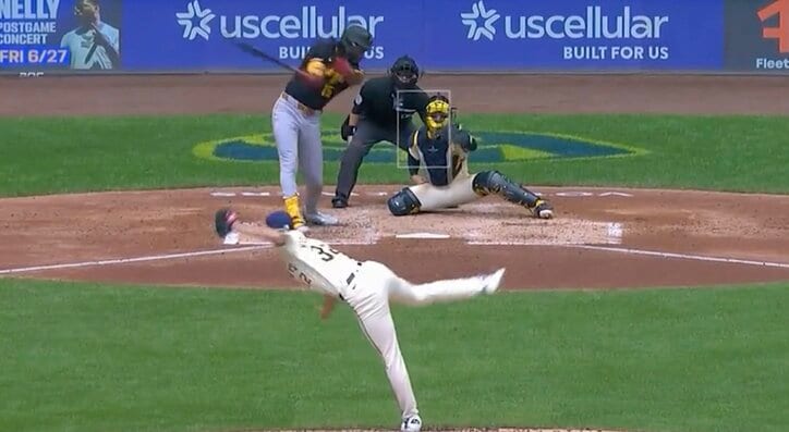 【写真・画像】何が起こった？ 女性レポーターにハプニング…“まさかの展開”「またかよw」「逃げて！」 危機一髪… インタビュー中に大ピンチ　1枚目