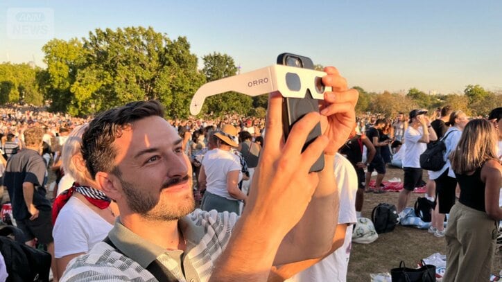 なんとか写真に残そうとする男性　ロンドン　2026年8月12日