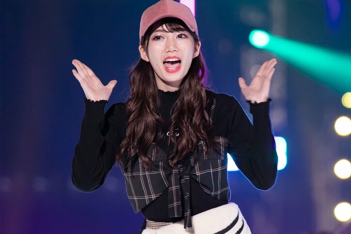 けやき坂46高本彩花が投げキッスで客席魅了、『TGC』でランウェイデビュー