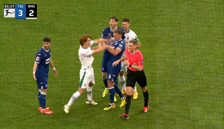 一体なにが…？ 板倉滉がガチギレ！ 敵を突き飛ばす→両軍入り乱れる非常事態の一部始終「カード乱舞」「手を出すのはやめとけ」