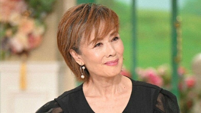 74歳小柳ルミ子、膝上20cm超ミニ丈衣装＆ハイヒールで圧巻美脚を披露「毎回脚を見せてくださいって言われるので」