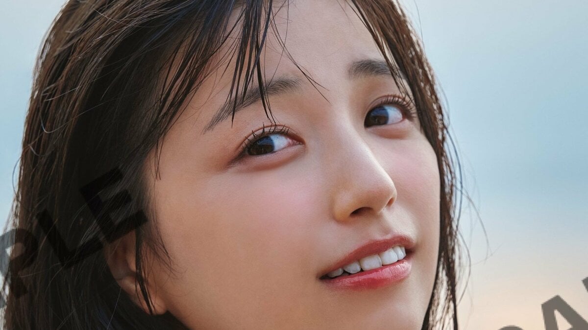 乃木坂46五百城茉央、濡れ髪にしっとりとした表情 1st写真集から封入