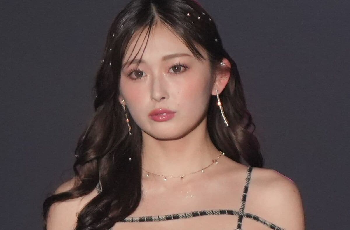 身長175センチ・ゆうちゃみ、深いスリットから美脚あらわ！スタイルの