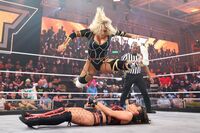 【画像】こぼれ落ちそうな“大迫力”セクシーボディ（複数カット）