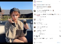 明日花キララ、ミニスカ姿でアイスを堪能 “あざとい”仕草に「かわいすぎ」「今日もお美しい」と絶賛の声